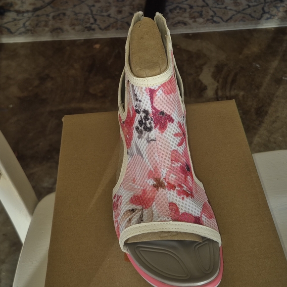 Jambu Floral Pink and White Sandals - Picture 3 of 6